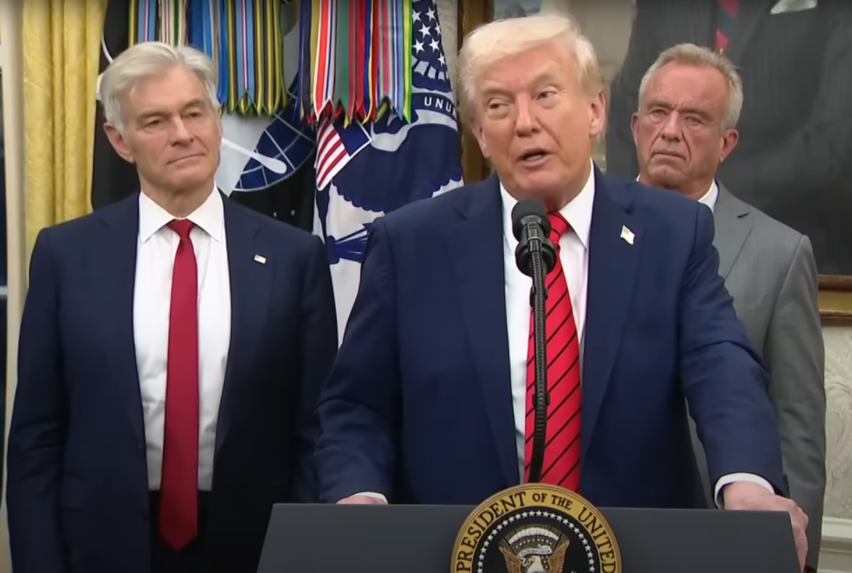 Read more about the article President Trump Announces Major Drug Price Cuts and Economic Investments